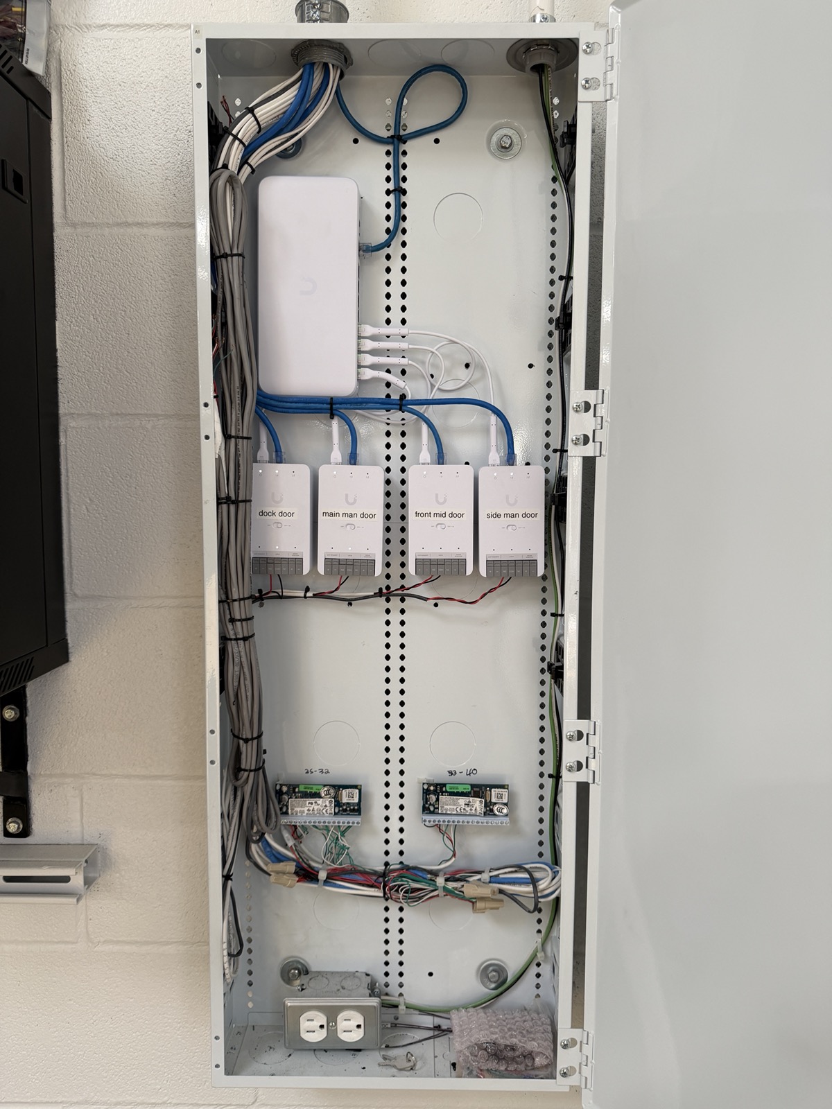 Access cabinet · 4 doors